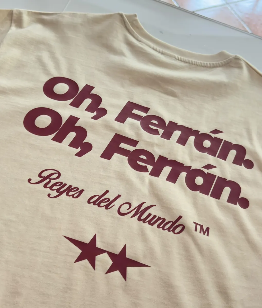 Camiseta personalizada con una frase en color granate