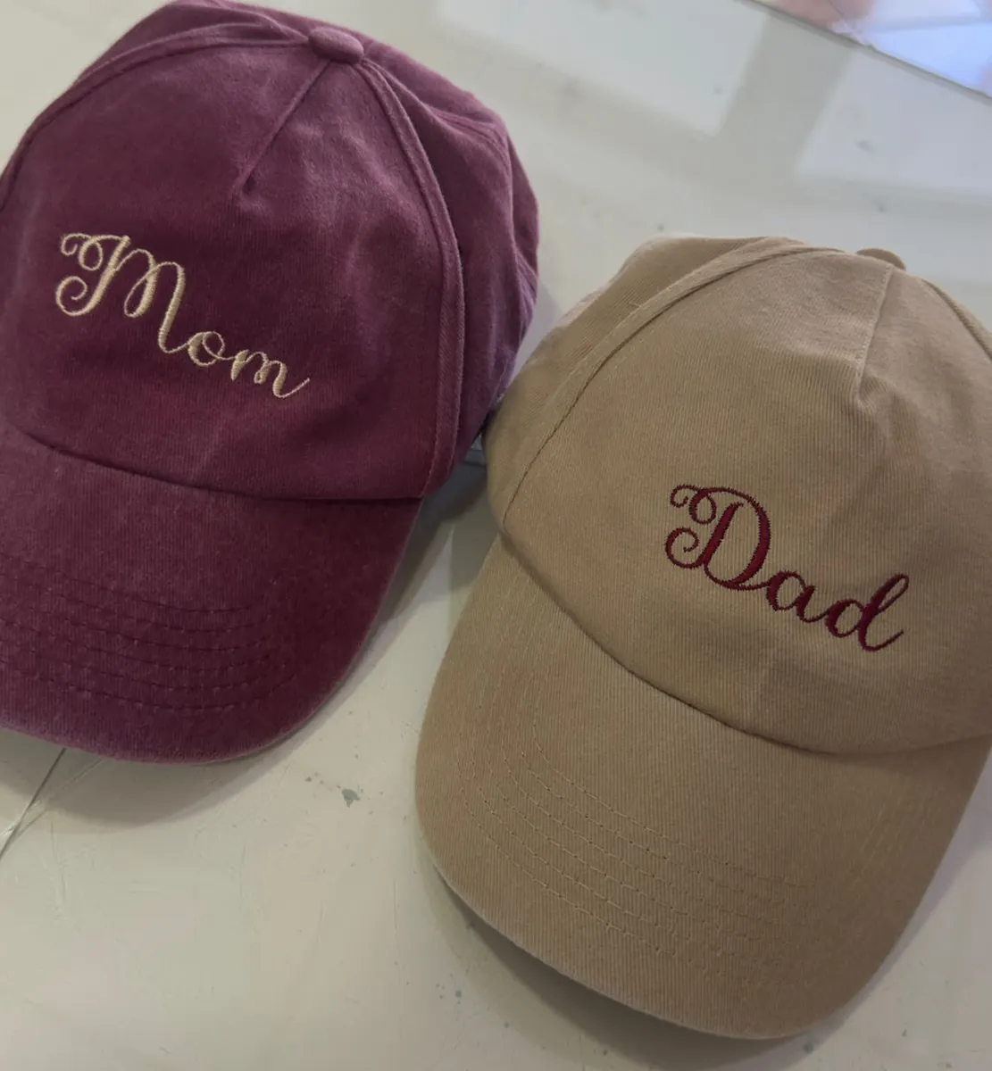 Gorras bordadas para mamá y papá