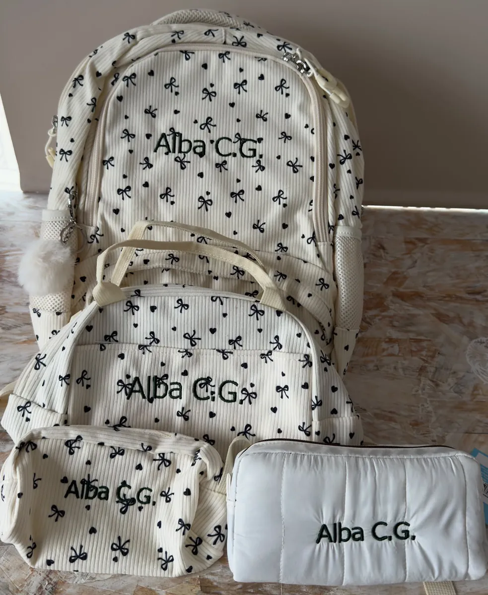 Mochila y neceseres personalizados con nombre bordado