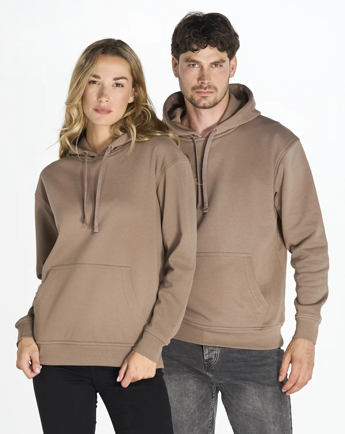 Sudadera unisex con capucha y bolsillo canguro en tono marrón claro, vista de la prenda puesta