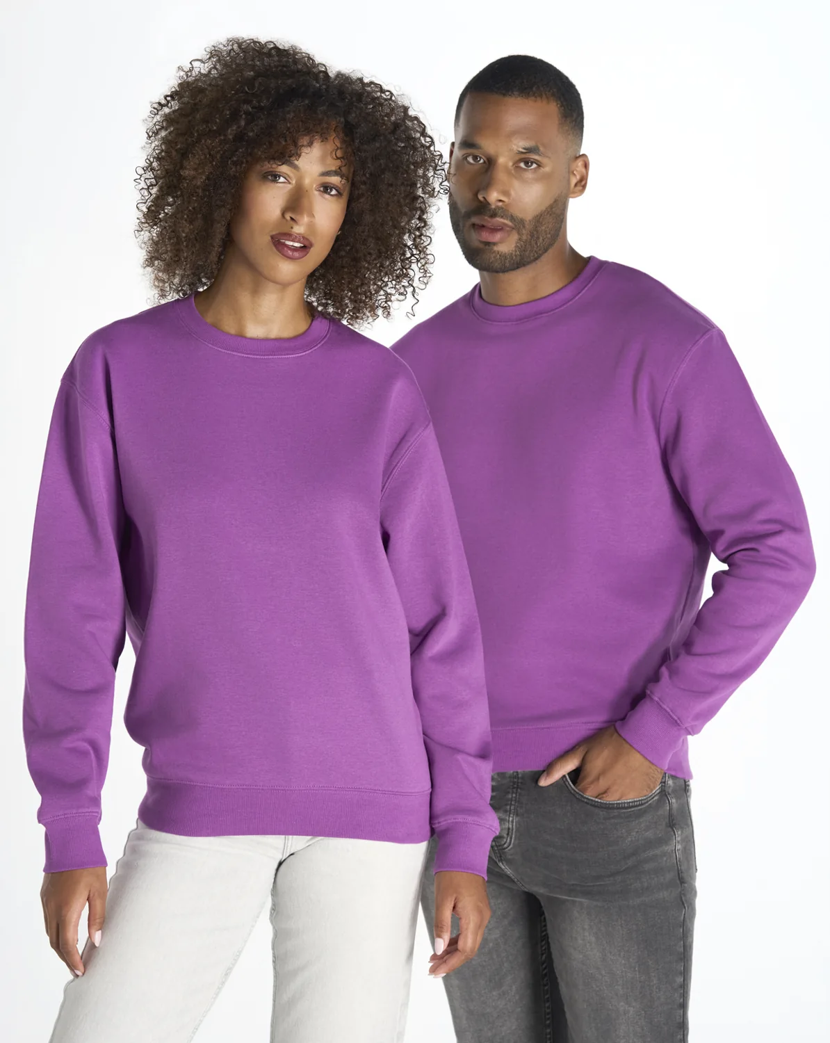 Suéter unisex de cuello redondo en color morado, vista de la prenda puesta